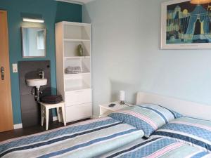 sypialnia z łóżkiem i białą szafką w obiekcie Ferienwohnung Voege w mieście Schmallenberg