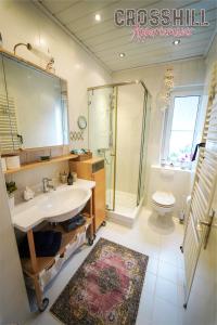 un bagno con lavandino, doccia e WC di CROSSHILL Appartements - Charmante und helle Wohnung a Schwandorf
