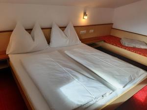Łóżko lub łóżka w pokoju w obiekcie Bauernhof Burglehen