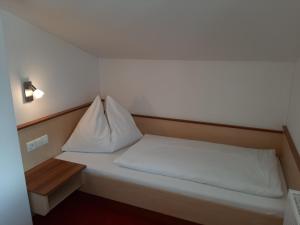 Łóżko lub łóżka w pokoju w obiekcie Bauernhof Burglehen