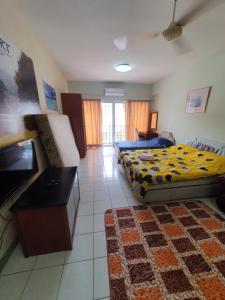 - un salon avec 2 lits et une télévision dans l'établissement Selesa Hillhomes Golf Resort - T11GGA, à Bentong 13 autres photos