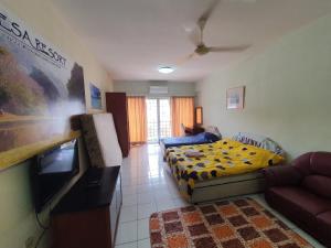 un salon avec un lit et une télévision à écran plat dans l'établissement Selesa Hillhomes Golf Resort - T11GGA, à Bentong