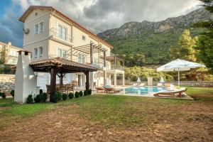 una villa con piscina y una casa en Villa LadyWell, en Fethiye