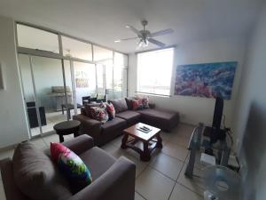 - un salon avec des canapés et un ventilateur de plafond dans l'établissement 202 Ipanema Beach, à Durban