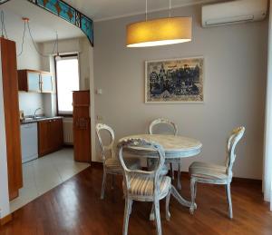 a kitchen and dining room with a table and chairs at Trilocale Ferruccio in Baveno