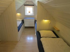 エンゲルホルムにあるDeLay's Guest Houseのベッド2台と窓が備わる小さな客室です。
