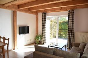 TV a/nebo společenská místnost v ubytování Ferienhaus Bayern am Ferienpark Westerncity