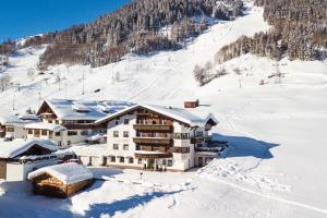 聖安東阿爾貝格的住宿－蘭德豪斯陶茲酒店，滑雪场雪地小屋