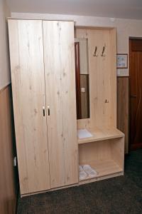 y baño con armarios de madera y espejo. en Yurta Mini Hotel, en Ulan-Ude