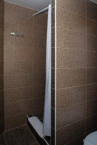 ウラン・ウデにあるYurta Mini Hotelのバスルーム(白いシャワーカーテン付きのシャワー付)が備わります。