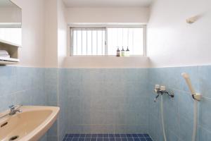 那霸的住宿－Type D Room 40平米 -ウル エスポワール那覇-，浴室铺有蓝色瓷砖,设有水槽