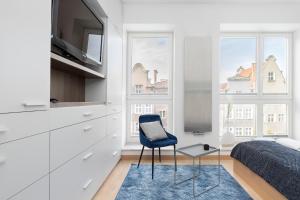 Televízia a/alebo spoločenská miestnosť v ubytovaní Old Town Neptun Apartments by Noclegi Renters