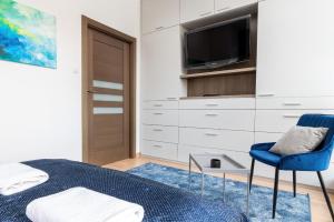 Televízia a/alebo spoločenská miestnosť v ubytovaní Old Town Neptun Apartments by Noclegi Renters