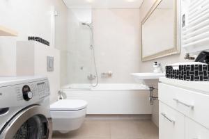 Kúpeľňa v ubytovaní Old Town Neptun Apartments by Noclegi Renters