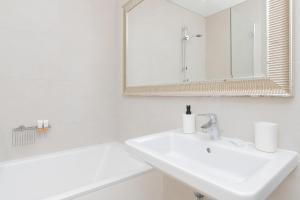 Kúpeľňa v ubytovaní Old Town Neptun Apartments by Noclegi Renters