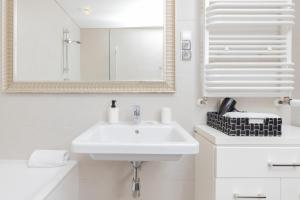 Kúpeľňa v ubytovaní Old Town Neptun Apartments by Noclegi Renters