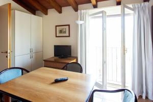 a room with a table with a remote control on it at Residenza Le Cupole in Parma