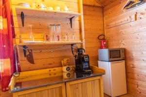 Kuchyň nebo kuchyňský kout v ubytování Camping und Chalet Saggraben