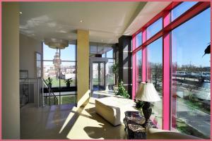 ein Wohnzimmer mit Blick auf ein Gebäude in der Unterkunft Hotel & Restauracja Glass in Radom