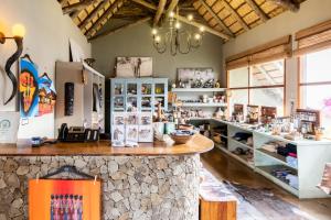 una tienda con una encimera de piedra en una habitación en Lions Valley Lodge en Nambiti Private Game Reserve