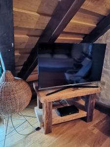 TV a/nebo společenská místnost v ubytování Kućica na kraju sela