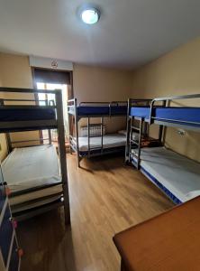 Łóżko lub łóżka w pokoju w obiekcie La Gallega