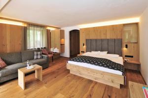 Postel nebo postele na pokoji v ubytování Hotel Eller + 36 fotografií