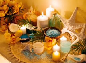 un tavolo con candele e fiori e un centrotavola di Lazurny Bereg na Oke a Volkovskoye