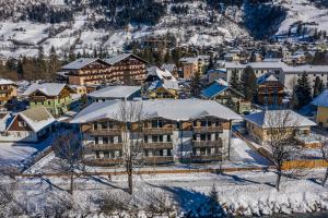 Et luftfoto af Haus Bergblick by AlpenTravel