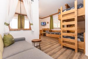 TV a/nebo společenská místnost v ubytování Hotel-Pension Lackenbauer + 37 fotografií