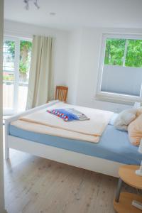 Cama en habitación con ventana en Ferienwohnung Mariechen, en Graal-Müritz