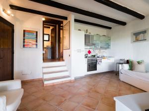 een woonkamer met een bank en een keuken bij Casa 93 - Klodge in Porto Rotondo