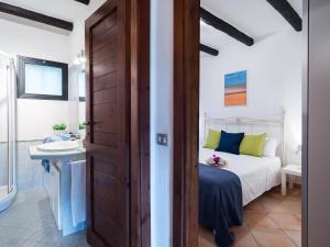 ein Schlafzimmer mit einem Bett und ein Badezimmer mit einem Waschbecken in der Unterkunft Casa 93 - Klodge in Porto Rotondo