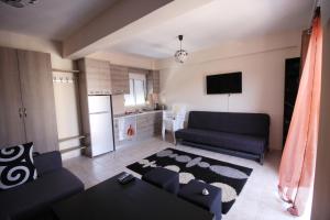 Televízia a/alebo spoločenská miestnosť v ubytovaní Cozy apartment in Greece