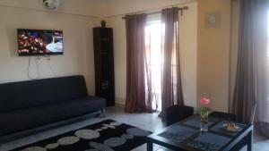 Televízia a/alebo spoločenská miestnosť v ubytovaní Cozy apartment in Greece