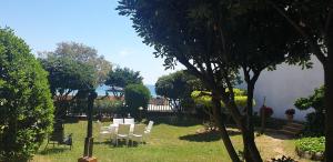A garden outside CASA CON JARDÍN A 35 METROS DE LA PLAYA. BR.