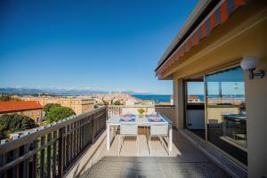 balcón con mesa y vistas a la ciudad en High Standing with Incredible Old Antibes and Sea views en Antibes