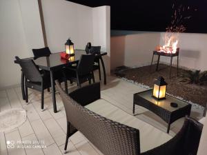 un patio con tavolo e sedie di Il Tramonto Luxury House a Valledoria