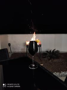 um copo de vinho com fogo em Il Tramonto Luxury House em Valledoria