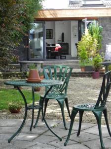 2 sedie e un tavolo e un tavolo con sedie di Pearse Lodge a Sligo