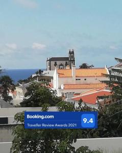 um sinal que lê viajante com uma imagem de edifícios em AL Visconde em Ponta Delgada