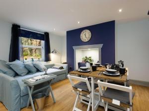 una sala de estar con un sofá y una mesa en Stopover at ALBANY GARDEN APARTMENT with great outdoor space, en Portsmouth