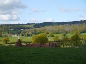 uma vista para um campo com árvores à distância em Hurst Farm B&B em Crockham Hill
