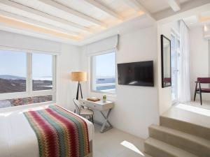 TV a/nebo společenská místnost v ubytování Epic Blue Mykonos