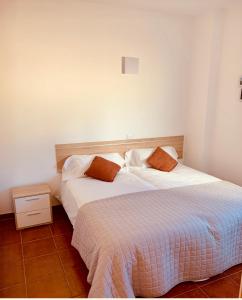 1 dormitorio con 2 camas y mesita de noche en Apartamento La Real 2 en La Aldea de San Nicolas