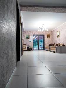uma sala de estar com um grande piso de azulejo em Hotel White Mountains • თეთრი მთები em Mestia