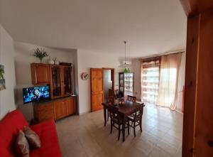 un soggiorno con tavolo e una sala da pranzo di Amata Villa Vacanza a Leuca