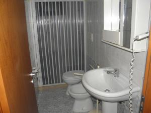 サン・フォカにあるResidence Blue Sky - San Focaのトイレと洗面台付きのバスルーム +35枚の写真