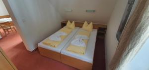 Postel nebo postele na pokoji v ubytování Hotel Děvín