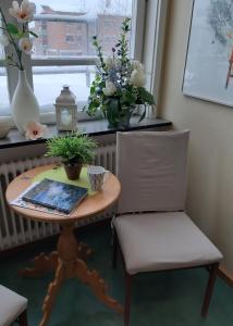 En sittgrupp på Piteå Vandrarhem